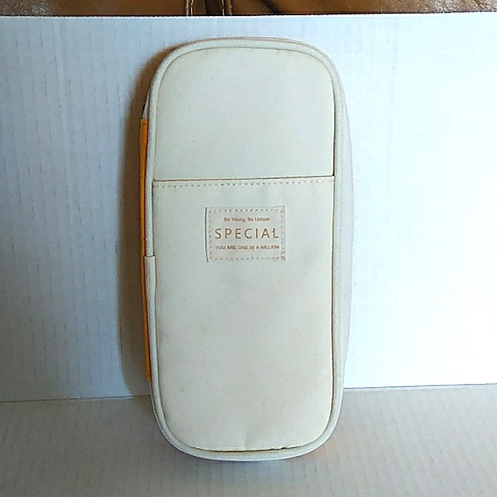 Angoo Clutch/Carry All w/Expandable Pouch